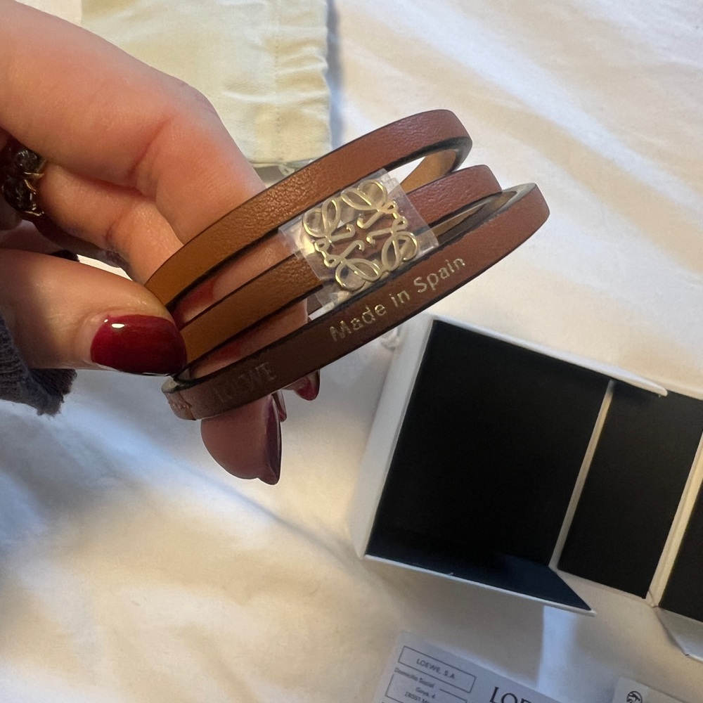 NWT Loewe Twist bangle in tan with gold monogram